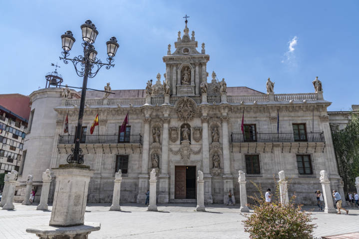 56 - Valladolid - ciudad - fachada y atrio de la Universidad